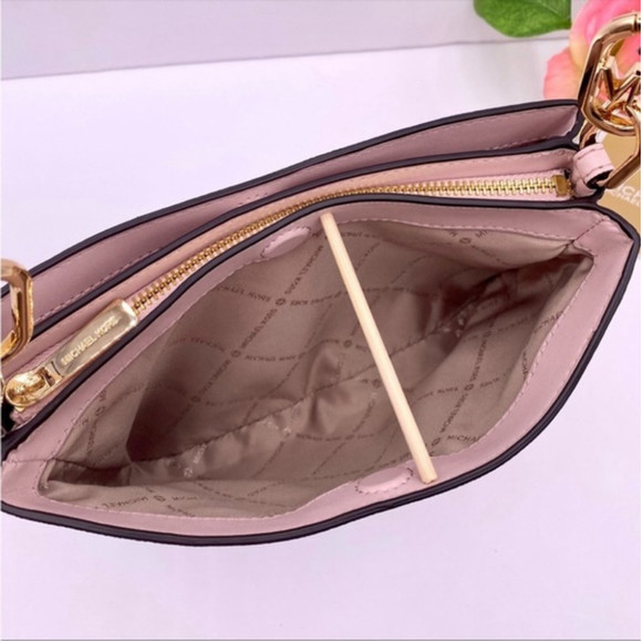 New Michael Kors Trisha Medium Logo
Crossbody Bag - Picture 10 of 15